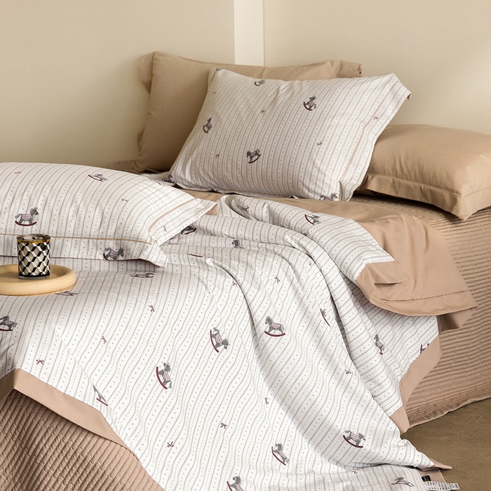 91家纺网 家纺一手货源 找家纺 立奥被业 2026新品冰丝棉夏被四件套竹节纱夏被四件套 童摇木马-咖