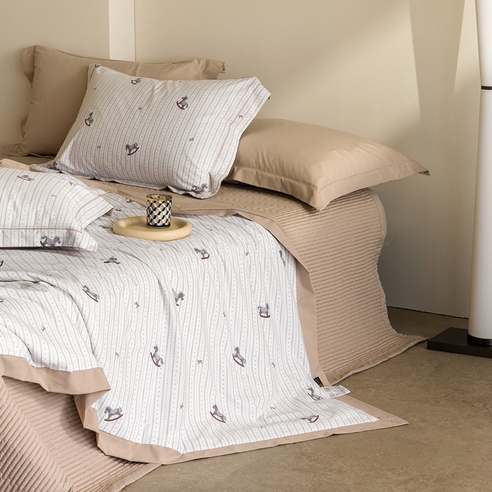 91家纺网 家纺一手货源 找家纺 立奥被业 2026新品冰丝棉夏被四件套竹节纱夏被四件套 童摇木马-咖