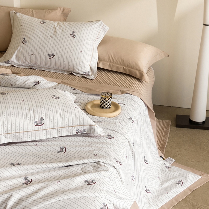 91家纺网 家纺一手货源 找家纺 立奥被业 2026新品冰丝棉夏被四件套竹节纱夏被四件套 童摇木马-咖