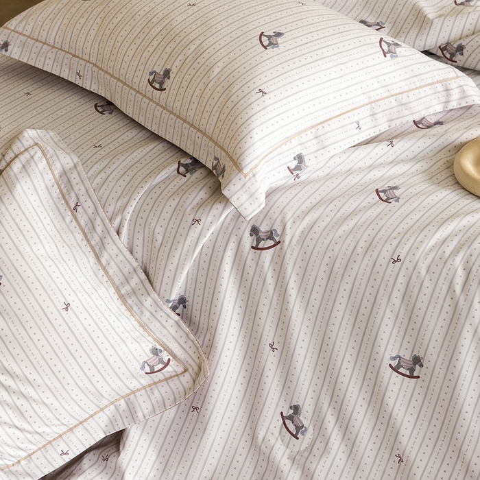 91家纺网 家纺一手货源 找家纺 立奥被业 2026新品冰丝棉夏被四件套竹节纱夏被四件套 童摇木马-咖