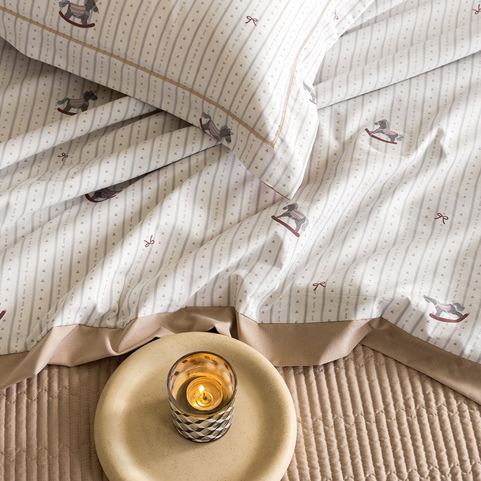 91家纺网 家纺一手货源 找家纺 立奥被业 2026新品冰丝棉夏被四件套竹节纱夏被四件套 童摇木马-咖