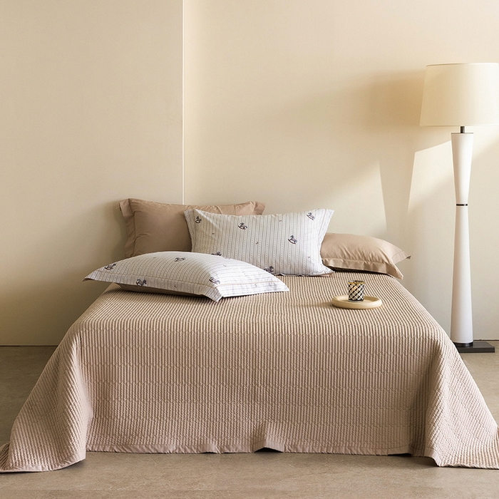 91家纺网 家纺一手货源 找家纺 立奥被业 2026新品冰丝棉夏被四件套竹节纱夏被四件套 童摇木马-咖