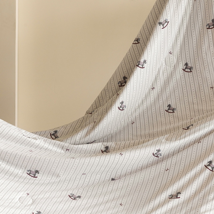 91家纺网 家纺一手货源 找家纺 立奥被业 2026新品冰丝棉夏被四件套竹节纱夏被四件套 童摇木马-咖