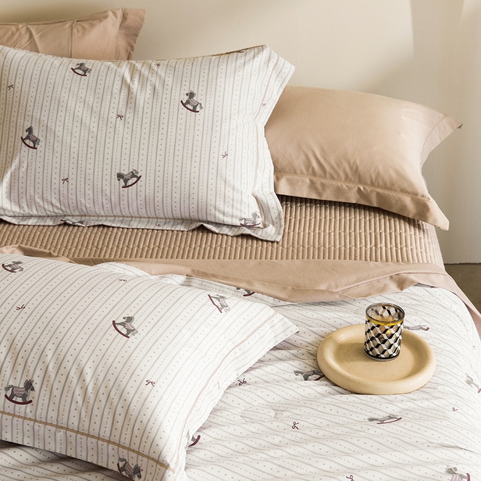91家纺网 家纺一手货源 找家纺 立奥被业 2026新品冰丝棉夏被四件套竹节纱夏被四件套 童摇木马-咖
