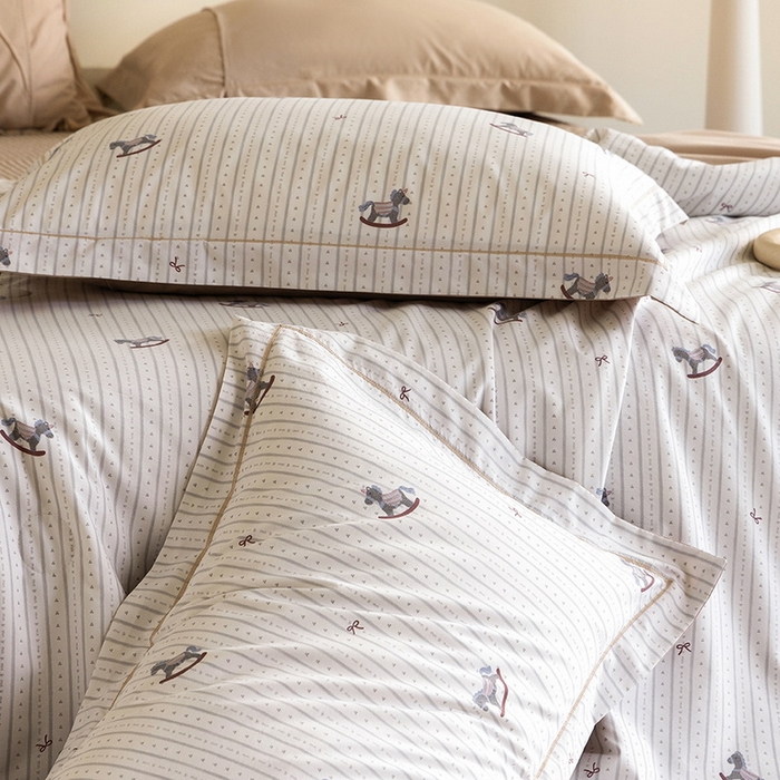 91家纺网 家纺一手货源 找家纺 立奥被业 2026新品冰丝棉夏被四件套竹节纱夏被四件套 童摇木马-咖