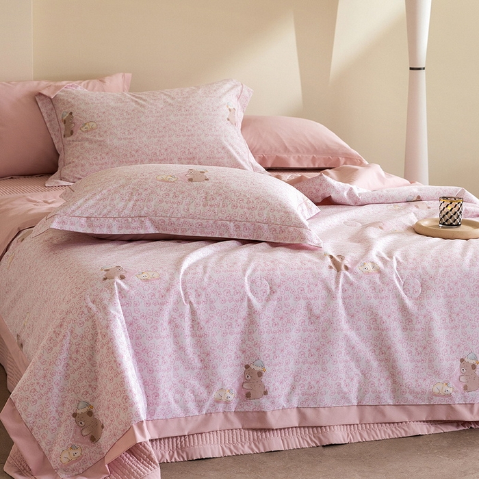 91家纺网 家纺一手货源 找家纺 立奥被业 2026新品冰丝棉夏被四件套竹节纱夏被四件套 熊可可-粉