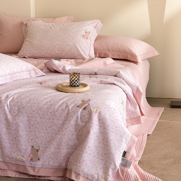 91家纺网 家纺一手货源 找家纺 立奥被业 2026新品冰丝棉夏被四件套竹节纱夏被四件套 熊可可-粉