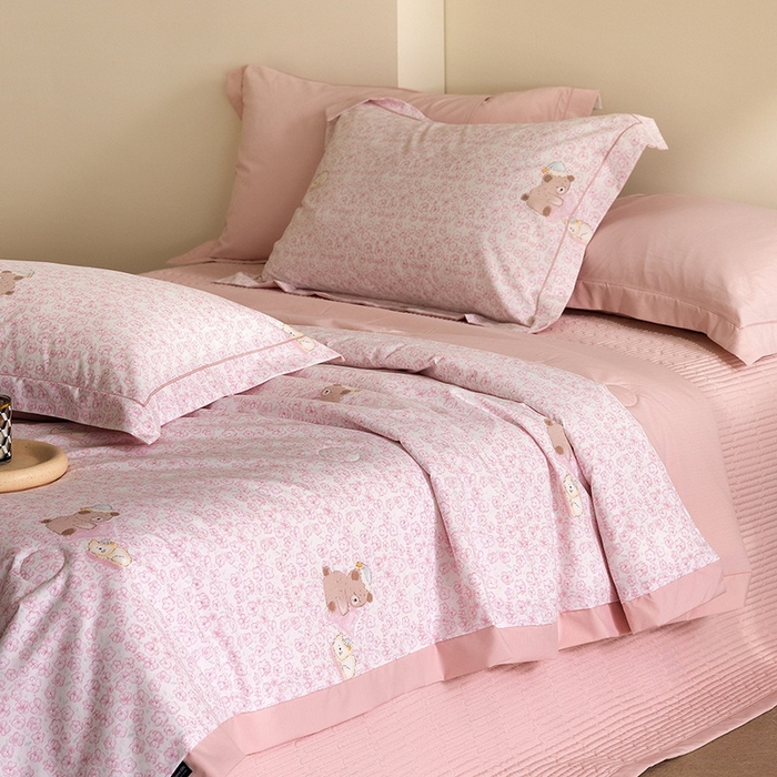 91家纺网 家纺一手货源 找家纺 立奥被业 2026新品冰丝棉夏被四件套竹节纱夏被四件套 熊可可-粉