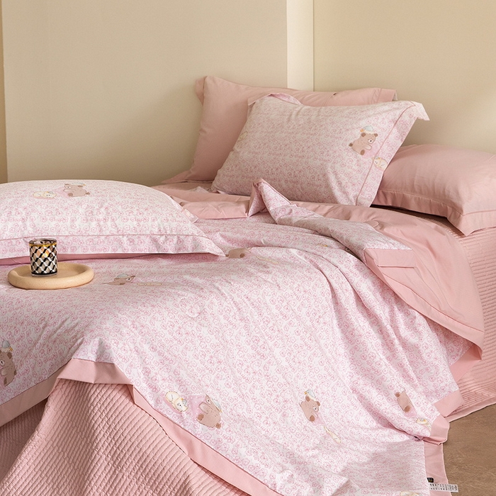91家纺网 家纺一手货源 找家纺 立奥被业 2026新品冰丝棉夏被四件套竹节纱夏被四件套 熊可可-粉
