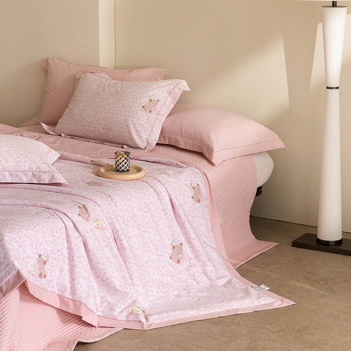 91家纺网 家纺一手货源 找家纺 立奥被业 2026新品冰丝棉夏被四件套竹节纱夏被四件套 熊可可-粉