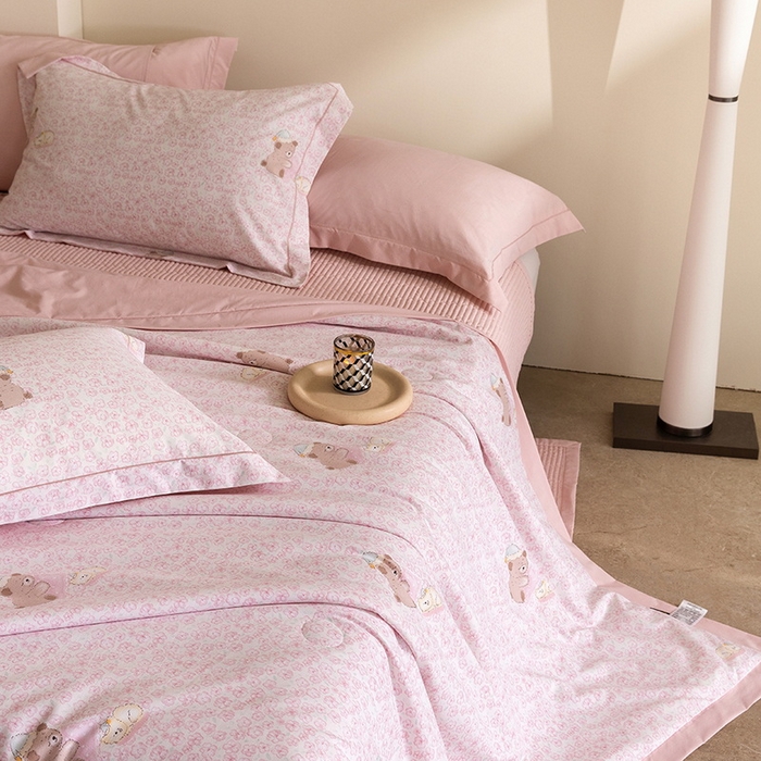 91家纺网 家纺一手货源 找家纺 立奥被业 2026新品冰丝棉夏被四件套竹节纱夏被四件套 熊可可-粉