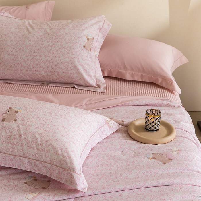 91家纺网 家纺一手货源 找家纺 立奥被业 2026新品冰丝棉夏被四件套竹节纱夏被四件套 熊可可-粉