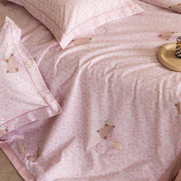 91家纺网 家纺一手货源 找家纺 立奥被业 2026新品冰丝棉夏被四件套竹节纱夏被四件套 熊可可-粉