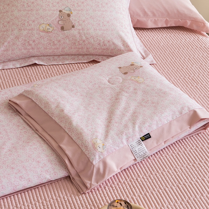 91家纺网 家纺一手货源 找家纺 立奥被业 2026新品冰丝棉夏被四件套竹节纱夏被四件套 熊可可-粉