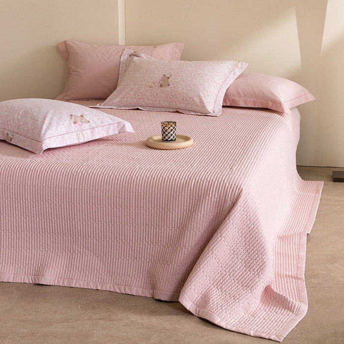 91家纺网 家纺一手货源 找家纺 立奥被业 2026新品冰丝棉夏被四件套竹节纱夏被四件套 熊可可-粉