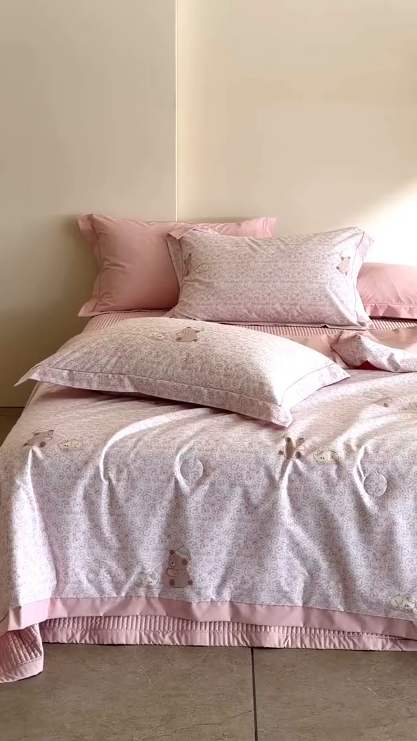91家纺网 家纺一手货源 找家纺 立奥被业 2026新品冰丝棉夏被四件套竹节纱夏被四件套 熊可可-粉