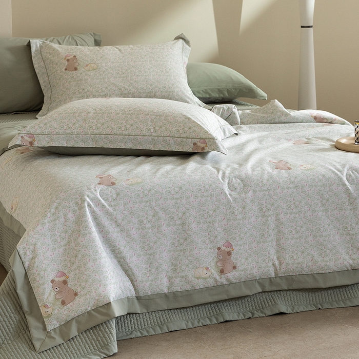 91家纺网 家纺一手货源 找家纺 立奥被业 2026新品冰丝棉夏被四件套竹节纱夏被四件套 熊可可-绿