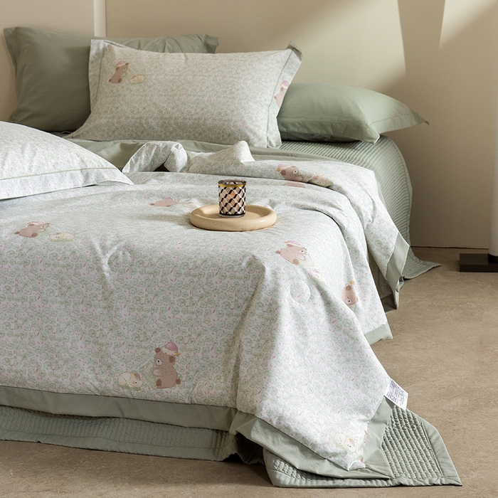 91家纺网 家纺一手货源 找家纺 立奥被业 2026新品冰丝棉夏被四件套竹节纱夏被四件套 熊可可-绿