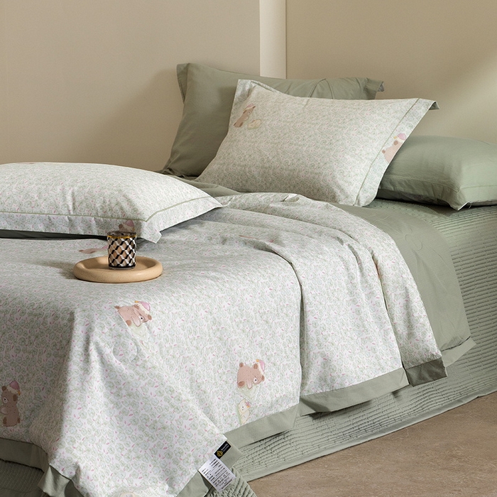 91家纺网 家纺一手货源 找家纺 立奥被业 2026新品冰丝棉夏被四件套竹节纱夏被四件套 熊可可-绿