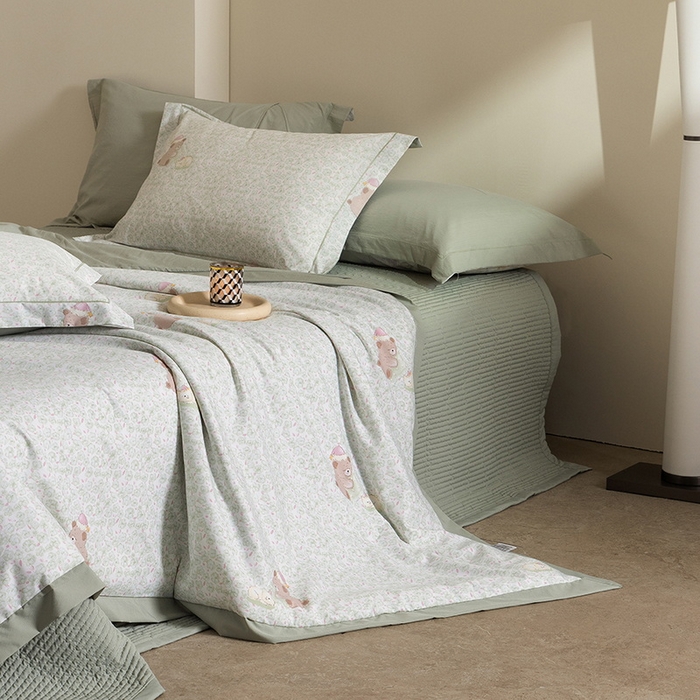 91家纺网 家纺一手货源 找家纺 立奥被业 2026新品冰丝棉夏被四件套竹节纱夏被四件套 熊可可-绿