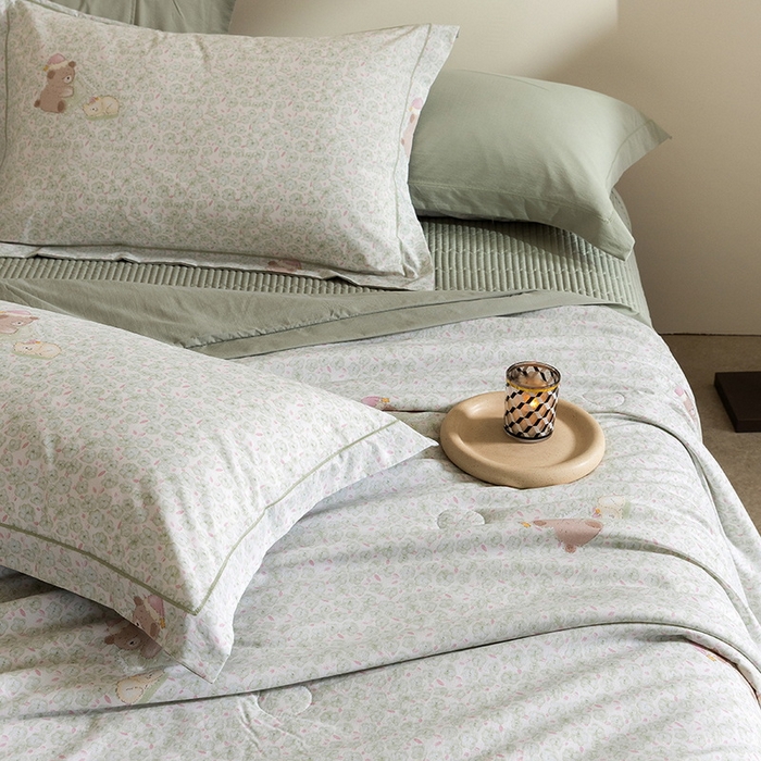 91家纺网 家纺一手货源 找家纺 立奥被业 2026新品冰丝棉夏被四件套竹节纱夏被四件套 熊可可-绿