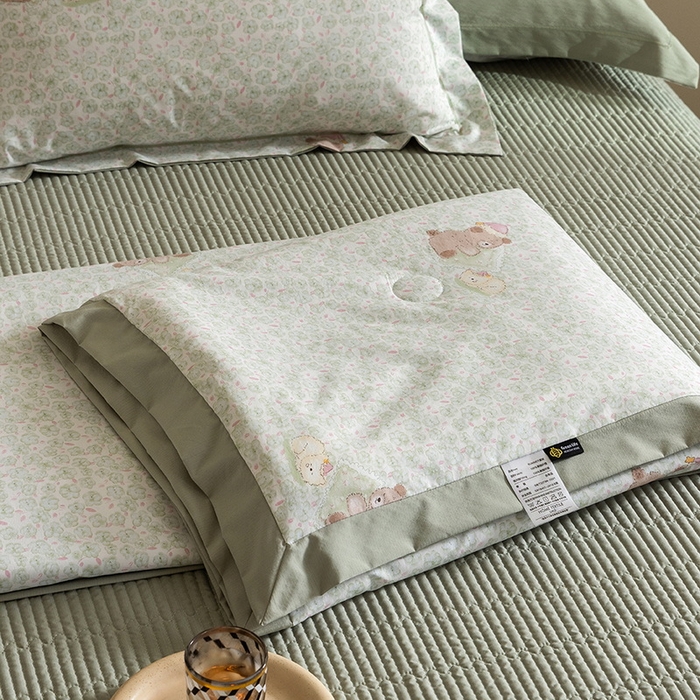 91家纺网 家纺一手货源 找家纺 立奥被业 2026新品冰丝棉夏被四件套竹节纱夏被四件套 熊可可-绿