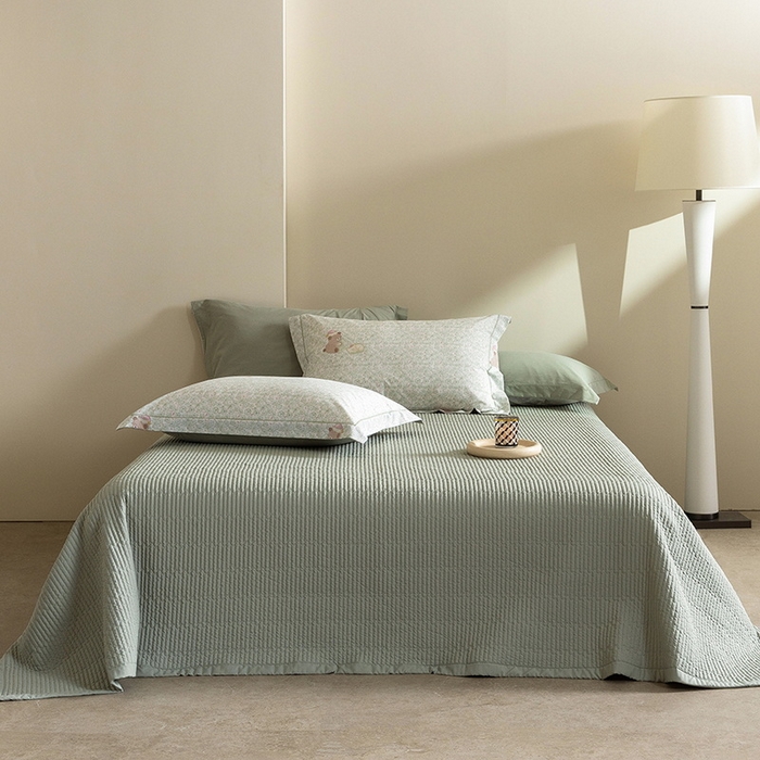 91家纺网 家纺一手货源 找家纺 立奥被业 2026新品冰丝棉夏被四件套竹节纱夏被四件套 熊可可-绿