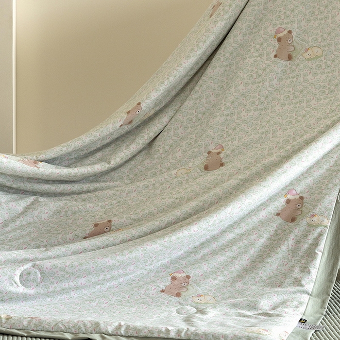 91家纺网 家纺一手货源 找家纺 立奥被业 2026新品冰丝棉夏被四件套竹节纱夏被四件套 熊可可-绿