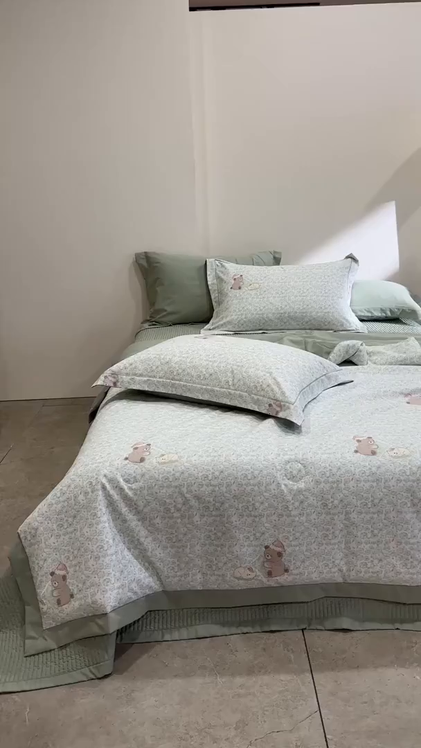 91家纺网 家纺一手货源 找家纺 立奥被业 2026新品冰丝棉夏被四件套竹节纱夏被四件套 熊可可-绿