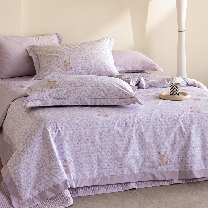 91家纺网 家纺一手货源 找家纺 立奥被业 2026新品冰丝棉夏被四件套竹节纱夏被四件套 熊可可-紫