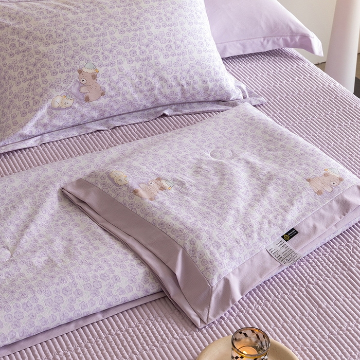 91家纺网 家纺一手货源 找家纺 立奥被业 2026新品冰丝棉夏被四件套竹节纱夏被四件套 熊可可-紫