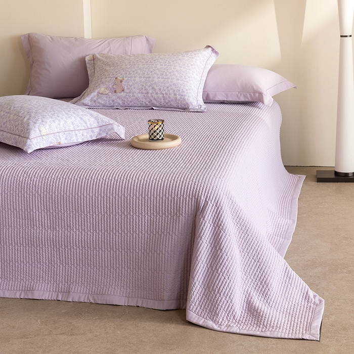 91家纺网 家纺一手货源 找家纺 立奥被业 2026新品冰丝棉夏被四件套竹节纱夏被四件套 熊可可-紫