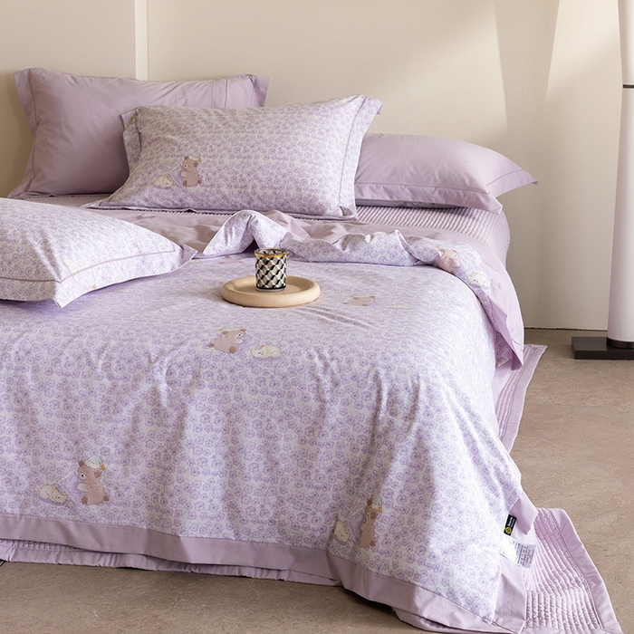 91家纺网 家纺一手货源 找家纺 立奥被业 2026新品冰丝棉夏被四件套竹节纱夏被四件套 熊可可-紫