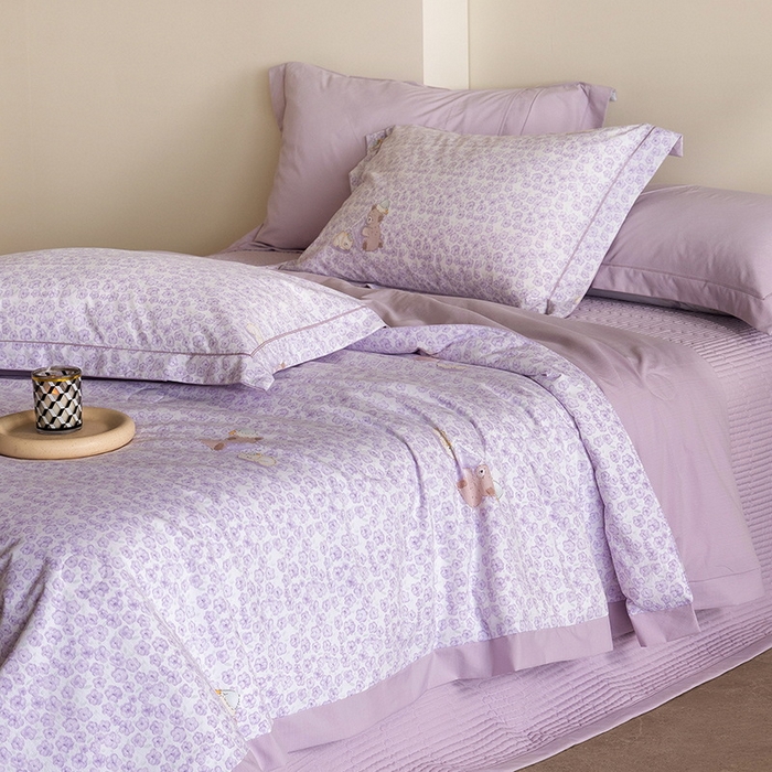91家纺网 家纺一手货源 找家纺 立奥被业 2026新品冰丝棉夏被四件套竹节纱夏被四件套 熊可可-紫