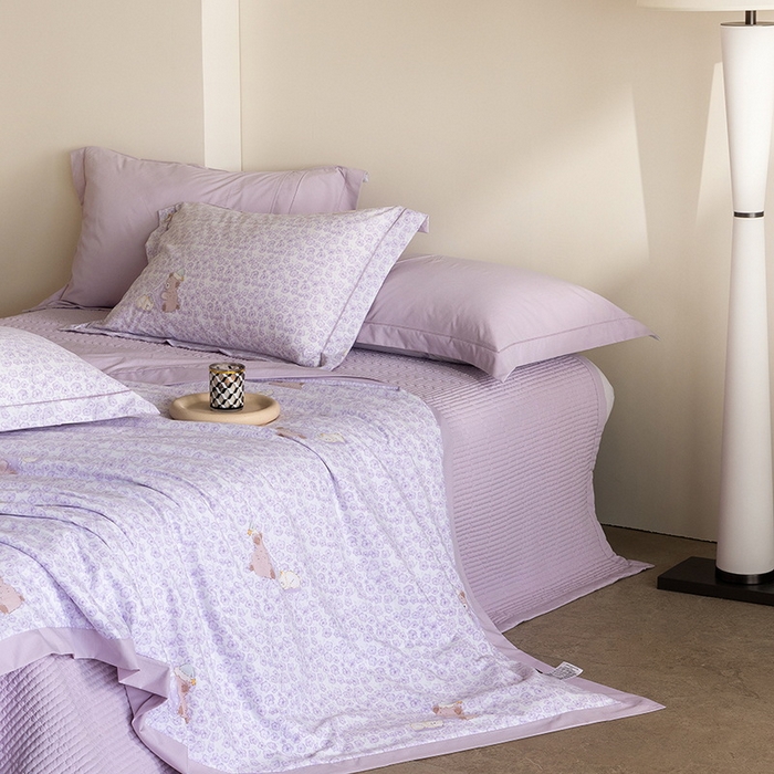 91家纺网 家纺一手货源 找家纺 立奥被业 2026新品冰丝棉夏被四件套竹节纱夏被四件套 熊可可-紫