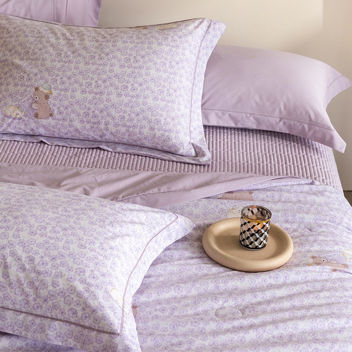 91家纺网 家纺一手货源 找家纺 立奥被业 2026新品冰丝棉夏被四件套竹节纱夏被四件套 熊可可-紫