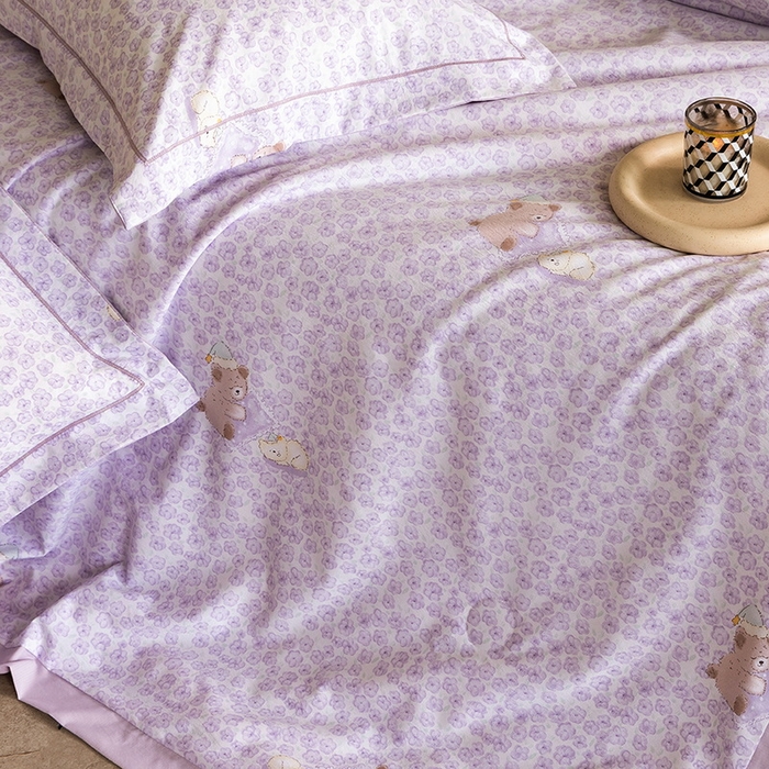 91家纺网 家纺一手货源 找家纺 立奥被业 2026新品冰丝棉夏被四件套竹节纱夏被四件套 熊可可-紫
