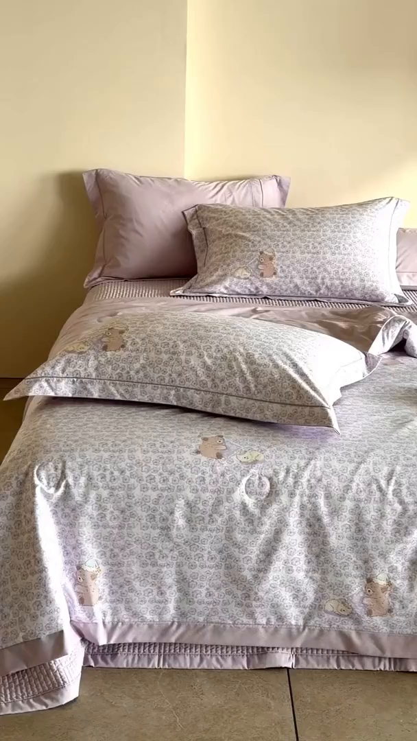 91家纺网 家纺一手货源 找家纺 立奥被业 2026新品冰丝棉夏被四件套竹节纱夏被四件套 熊可可-紫