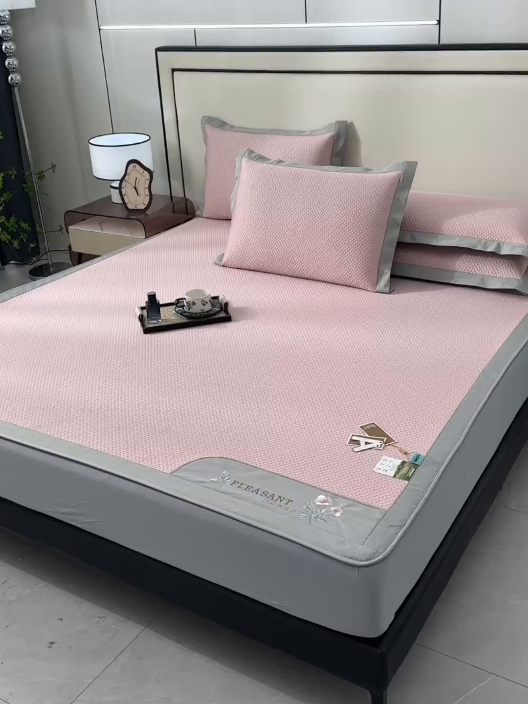 91家纺网 家纺一手货源 找家纺 小牛席业 2026新款3D按摩-鲜花清凉豆豆席系列（床笠款）藤席冰藤席冰丝席可机洗凉感冰丝席豆豆席PE霸王藤席 粉色