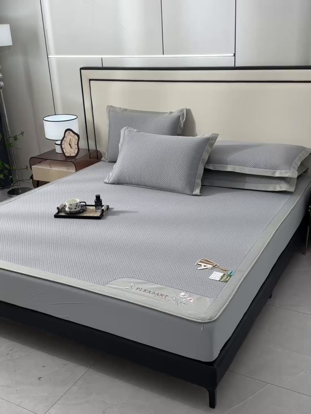 91家纺网 家纺一手货源 找家纺 小牛席业 2026新款3D按摩-鲜花清凉豆豆席系列（床笠款）藤席冰藤席冰丝席可机洗凉感冰丝席豆豆席PE霸王藤席 灰色