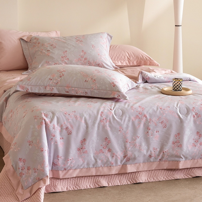 91家纺网 家纺一手货源 找家纺 立奥被业 2026新品冰丝棉夏被四件套竹节纱夏被四件套 殷枝静语-粉