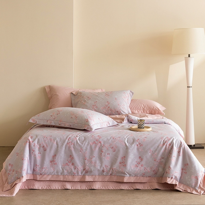 91家纺网 家纺一手货源 找家纺 立奥被业 2026新品冰丝棉夏被四件套竹节纱夏被四件套 殷枝静语-粉