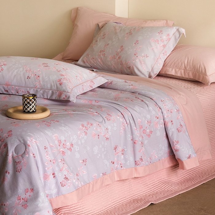 91家纺网 家纺一手货源 找家纺 立奥被业 2026新品冰丝棉夏被四件套竹节纱夏被四件套 殷枝静语-粉