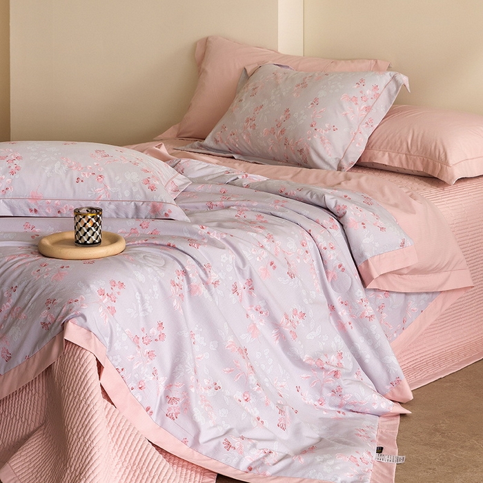 91家纺网 家纺一手货源 找家纺 立奥被业 2026新品冰丝棉夏被四件套竹节纱夏被四件套 殷枝静语-粉