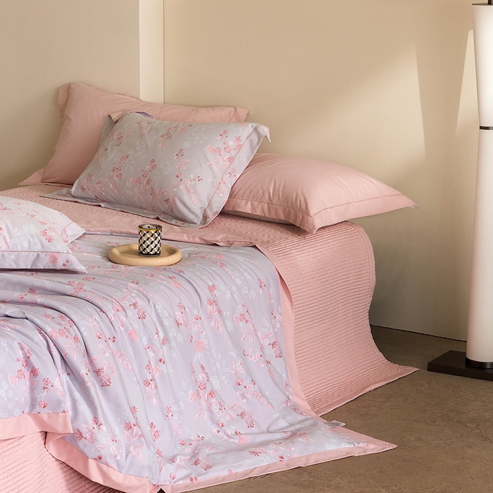 91家纺网 家纺一手货源 找家纺 立奥被业 2026新品冰丝棉夏被四件套竹节纱夏被四件套 殷枝静语-粉