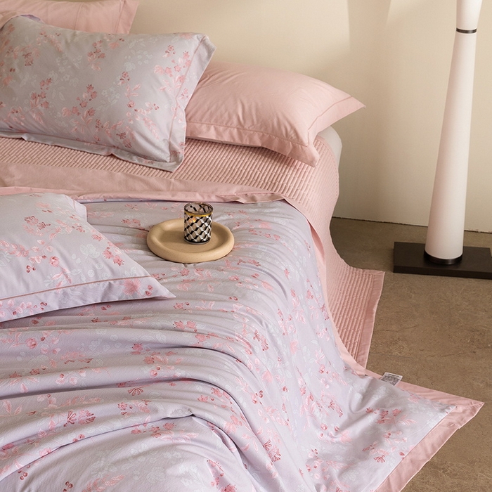91家纺网 家纺一手货源 找家纺 立奥被业 2026新品冰丝棉夏被四件套竹节纱夏被四件套 殷枝静语-粉