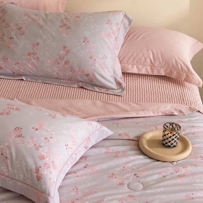 91家纺网 家纺一手货源 找家纺 立奥被业 2026新品冰丝棉夏被四件套竹节纱夏被四件套 殷枝静语-粉