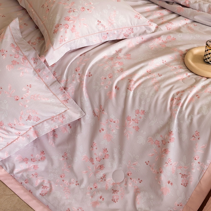 91家纺网 家纺一手货源 找家纺 立奥被业 2026新品冰丝棉夏被四件套竹节纱夏被四件套 殷枝静语-粉