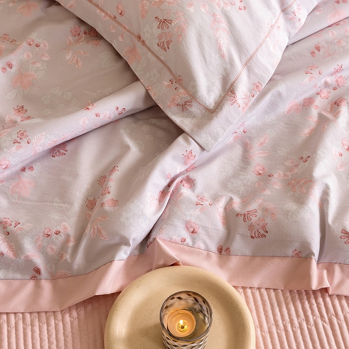91家纺网 家纺一手货源 找家纺 立奥被业 2026新品冰丝棉夏被四件套竹节纱夏被四件套 殷枝静语-粉