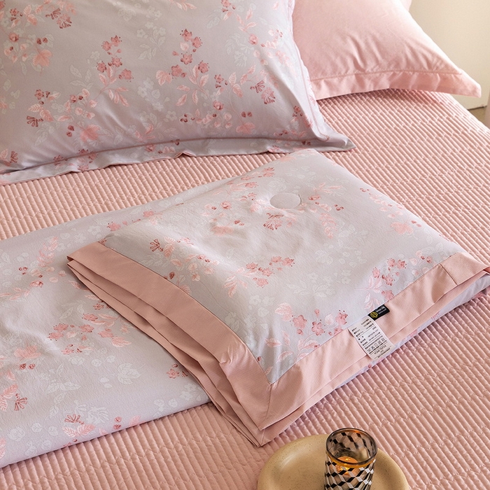 91家纺网 家纺一手货源 找家纺 立奥被业 2026新品冰丝棉夏被四件套竹节纱夏被四件套 殷枝静语-粉